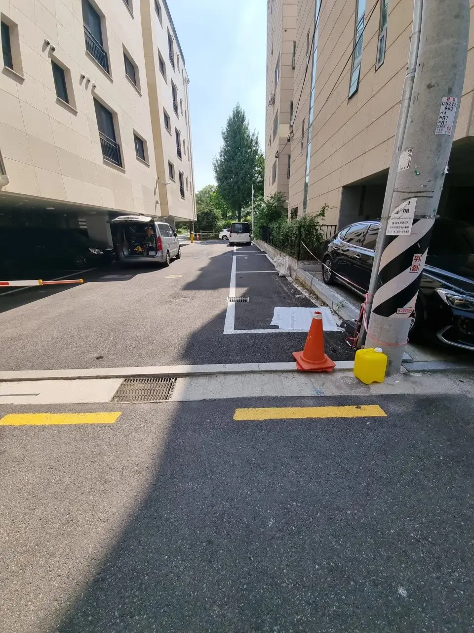 주택가 골목길 담장 앞에 고정된 카스토퍼 시공 현장