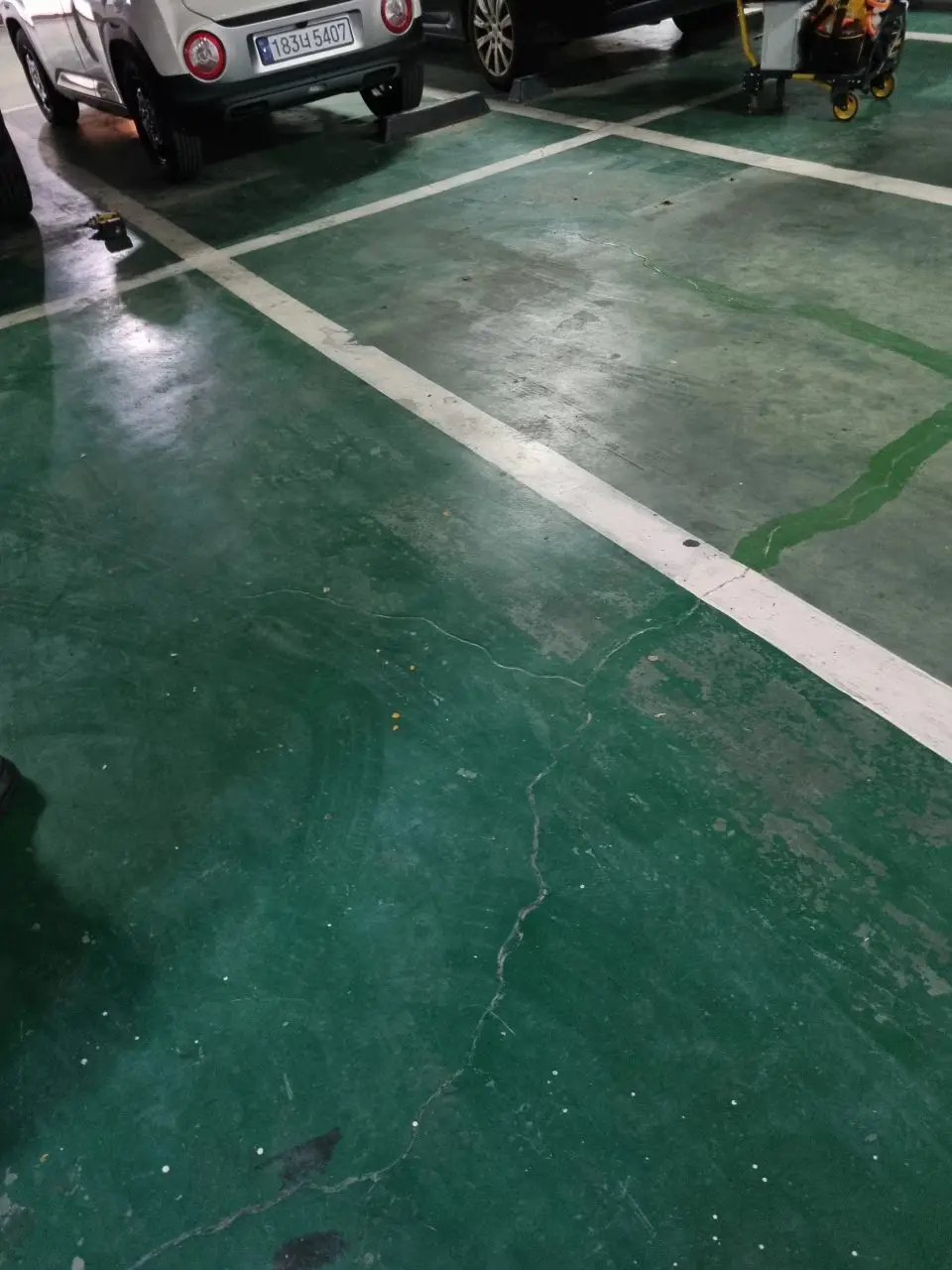 지하주차장에 시공된 그린 컬러 카스토퍼