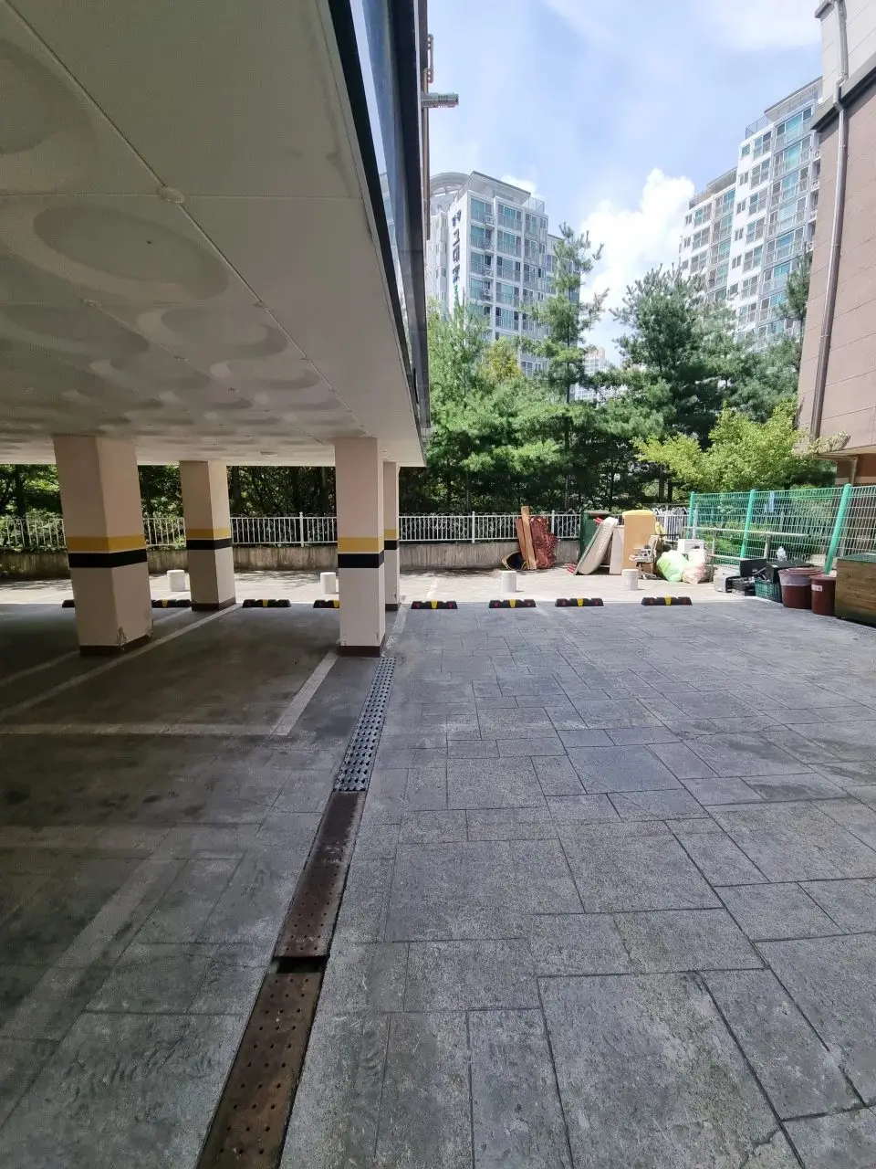 공영주차장 아스콘 바닥 카스토퍼 시공 모습